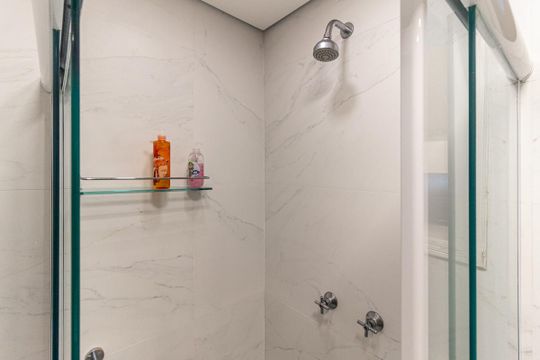 Apartamento mobiliado, 3 quartos, disponível para comprar. — Banheiro 2