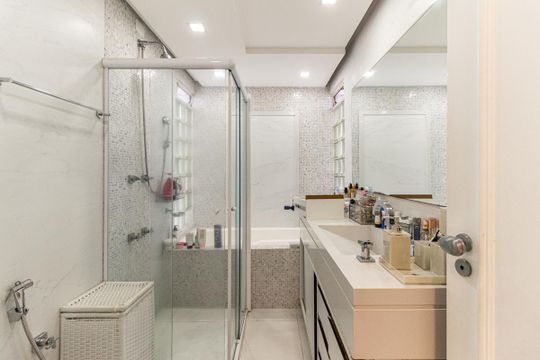 Apartamento mobiliado, 3 quartos, disponível para comprar. — Banheiro 1