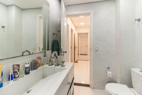 Apartamento mobiliado, 3 quartos, disponível para comprar. — Banheiro 1