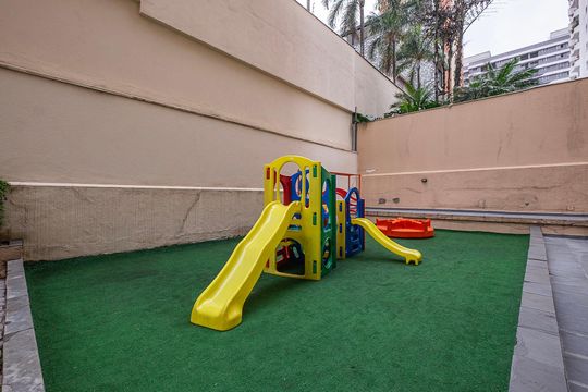 Apartamento com dois quartos e academia no condomínio para comprar. — Playground