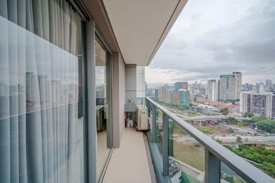 Comprar apartamento mobiliado com 1 quarto e permite animais de estimação. — Varanda