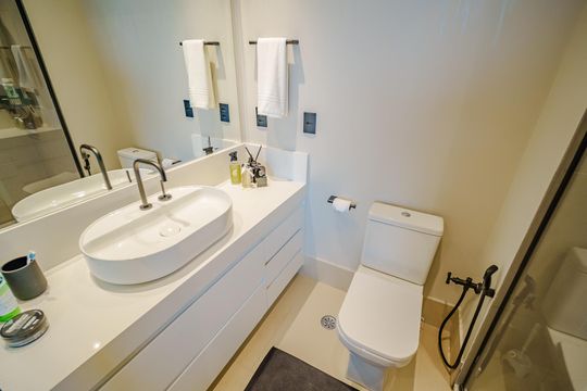 Comprar apartamento mobiliado com 1 quarto e permite animais de estimação. — Banheiro da Suíte