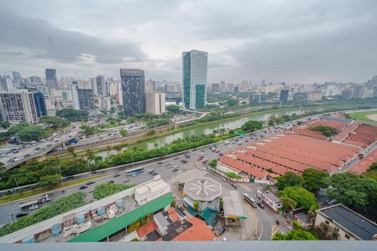 Comprar apartamento mobiliado com 1 quarto e permite animais de estimação. — Varanda
