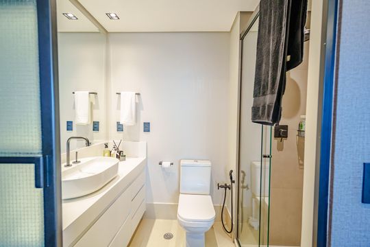 Comprar apartamento mobiliado com 1 quarto e permite animais de estimação. — Banheiro da Suíte