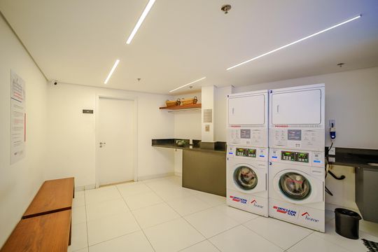 Comprar apartamento mobiliado com 1 quarto e permite animais de estimação. — Área comum - Lavanderia