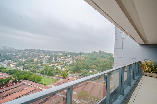 Comprar apartamento mobiliado com 1 quarto e permite animais de estimação. — Varanda