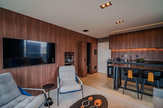 Comprar apartamento mobiliado com 1 quarto e permite animais de estimação. — Sala