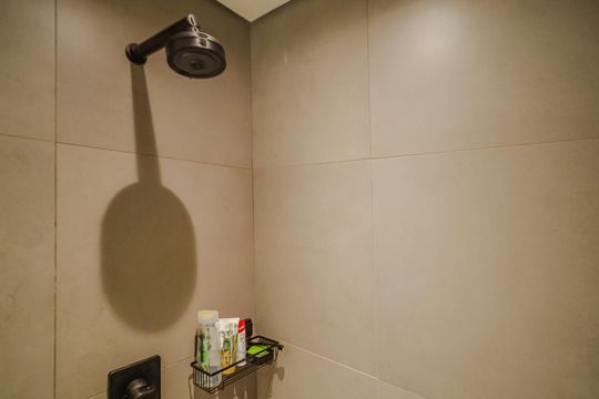 Comprar apartamento mobiliado com 1 quarto e permite animais de estimação. — Banheiro da Suíte