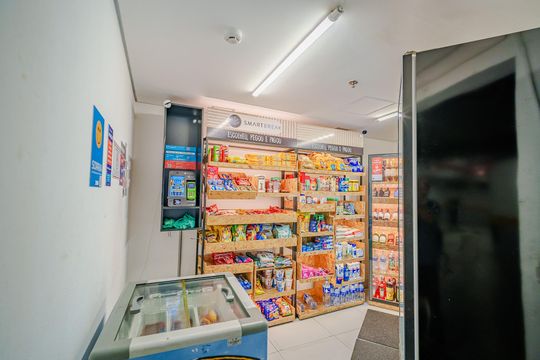 Comprar apartamento mobiliado com 1 quarto e permite animais de estimação. — Área comum - Mini Mercado