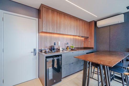 Comprar apartamento mobiliado com 1 quarto e permite animais de estimação. — Cozinha