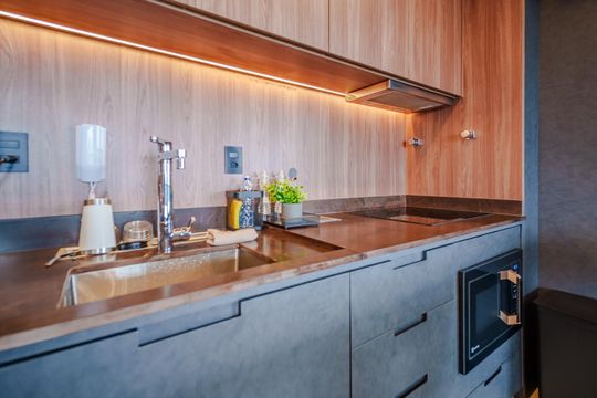 Comprar apartamento mobiliado com 1 quarto e permite animais de estimação. — Cozinha