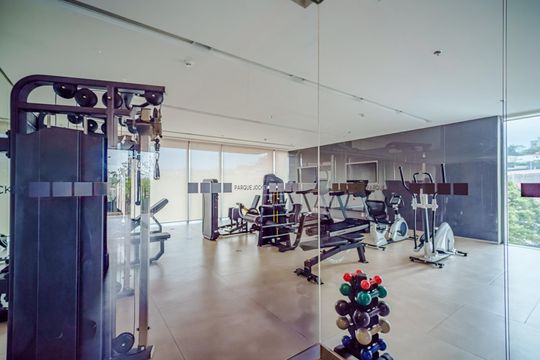 Comprar apartamento mobiliado com 1 quarto e permite animais de estimação. — Área comum - Academia