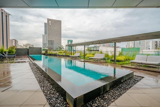 Comprar apartamento mobiliado com 1 quarto e permite animais de estimação. — Área comum - Piscina