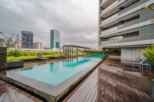 Comprar apartamento mobiliado com 1 quarto e permite animais de estimação. — Área comum - Piscina