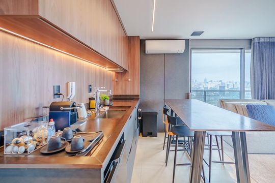 Comprar apartamento mobiliado com 1 quarto e permite animais de estimação. — Cozinha