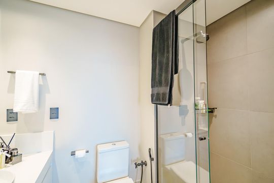Comprar apartamento mobiliado com 1 quarto e permite animais de estimação. — Banheiro da Suíte