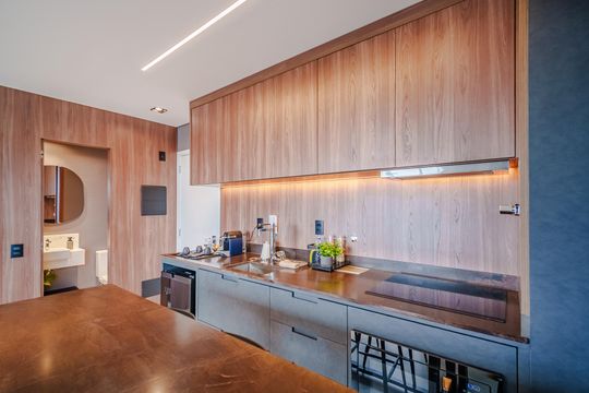 Comprar apartamento mobiliado com 1 quarto e permite animais de estimação. — Cozinha