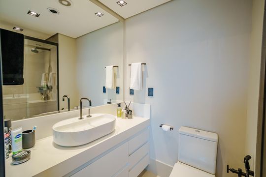 Comprar apartamento mobiliado com 1 quarto e permite animais de estimação. — Banheiro da Suíte