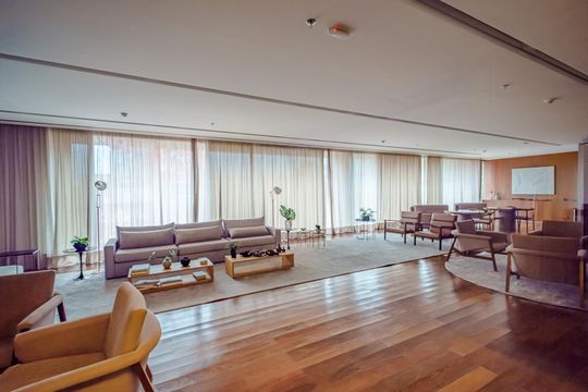 Comprar apartamento mobiliado com 1 quarto e permite animais de estimação. — Área comum - Salão de festas