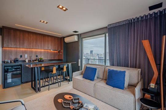 Comprar apartamento mobiliado com 1 quarto e permite animais de estimação. — Sala
