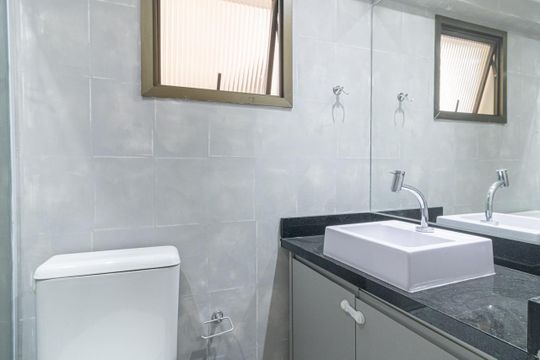 Comprar apartamento mobiliado na Vila Olímpia, 3 quartos, 1 suíte. — Banheiro Social
