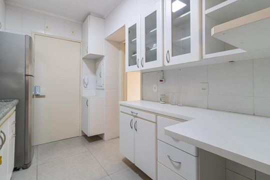 Comprar apartamento mobiliado na Vila Olímpia, 3 quartos, 1 suíte. — Cozinha