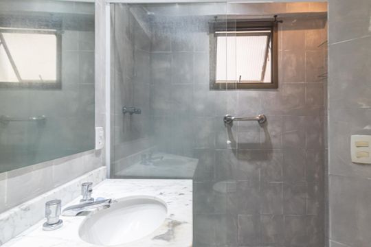 Comprar apartamento mobiliado na Vila Olímpia, 3 quartos, 1 suíte. — Banheiro da Suíte