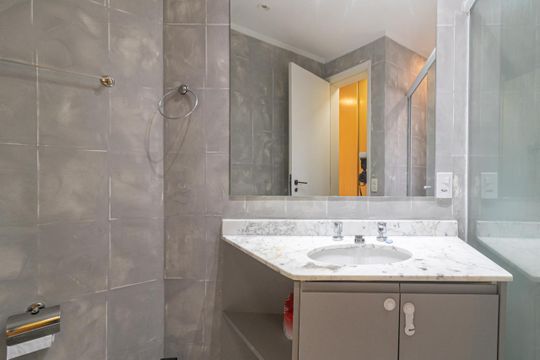 Comprar apartamento mobiliado na Vila Olímpia, 3 quartos, 1 suíte. — Banheiro da Suíte
