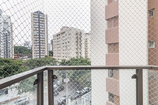 Comprar apartamento mobiliado na Vila Olímpia, 3 quartos, 1 suíte. — Varanda da Suíte