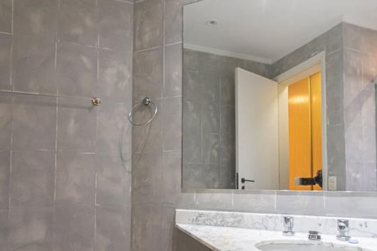 Comprar apartamento mobiliado na Vila Olímpia, 3 quartos, 1 suíte. — Banheiro da Suíte