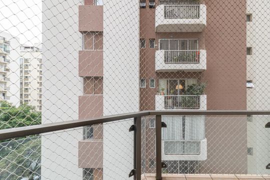 Comprar apartamento mobiliado na Vila Olímpia, 3 quartos, 1 suíte. — Varanda da Suíte