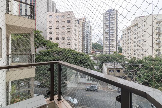 Comprar apartamento mobiliado na Vila Olímpia, 3 quartos, 1 suíte. — Varanda da Suíte