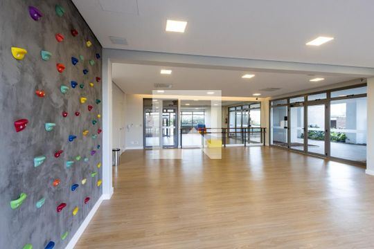 Comprar apartamento mobiliado com 3 quartos, churrasqueira e varanda gourmet. Piscina e academia no condomínio. — Brinquedoteca