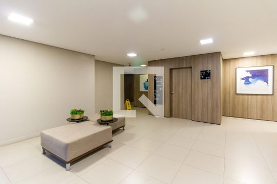 Comprar apartamento mobiliado com 3 quartos, churrasqueira e varanda gourmet. Piscina e academia no condomínio. — Hall social