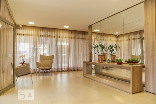 Comprar apartamento mobiliado com 3 quartos, churrasqueira e varanda gourmet. Piscina e academia no condomínio. — Hall