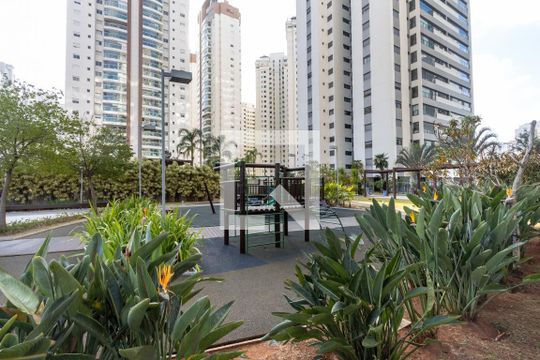 Comprar apartamento mobiliado com 3 quartos, churrasqueira e varanda gourmet. Piscina e academia no condomínio. — Playground