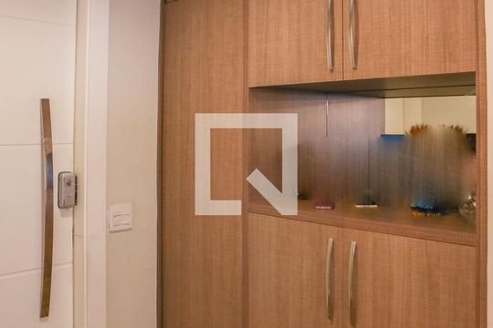 Comprar apartamento mobiliado com 3 quartos, churrasqueira e varanda gourmet. Piscina e academia no condomínio. — Entrada