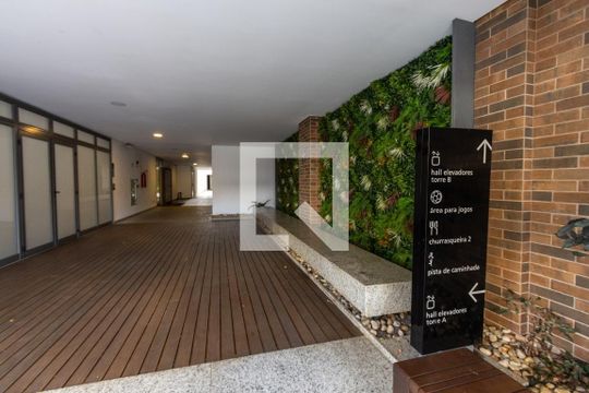 Comprar apartamento mobiliado com 3 quartos, churrasqueira e varanda gourmet. Piscina e academia no condomínio. — Hall do prédio