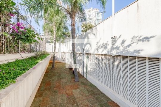 Venda de apartamento mobiliado com 3 quartos, varanda, quintal e churrasqueira. — Espaço Pet