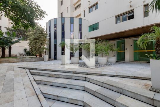 Venda de apartamento mobiliado com 3 quartos, varanda, quintal e churrasqueira. — Entrada