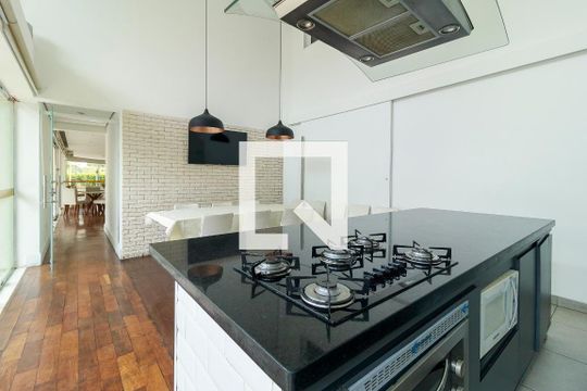 Venda de apartamento mobiliado com 3 quartos, varanda, quintal e churrasqueira. — Salão de Festas