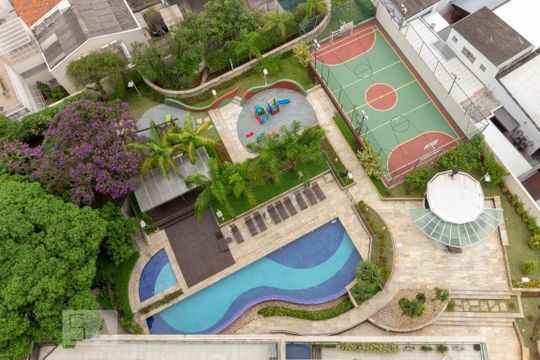 Venda de apartamento mobiliado com 3 quartos, varanda, quintal e churrasqueira. — Condomínio