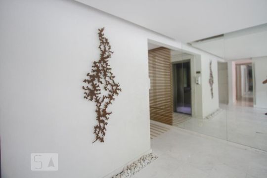 Venda de apartamento mobiliado com 3 quartos, varanda, quintal e churrasqueira. — Hall