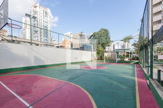 Venda de apartamento mobiliado com 3 quartos, varanda, quintal e churrasqueira. — Quadra