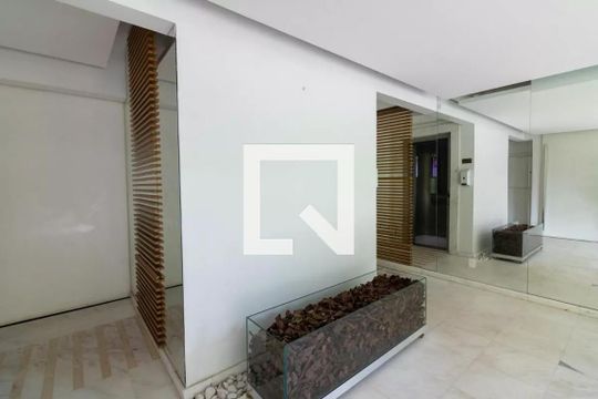 Venda de apartamento mobiliado com 3 quartos, varanda, quintal e churrasqueira. — Hall Social