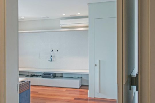 Venda de apartamento mobiliado com 3 quartos, varanda, quintal e churrasqueira. — Entrada Social