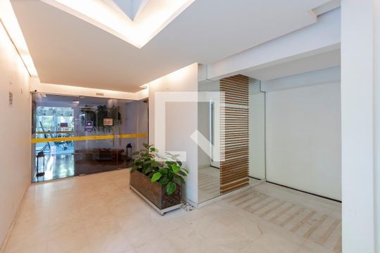 Venda de apartamento mobiliado com 3 quartos, varanda, quintal e churrasqueira. — Hall de Entrada