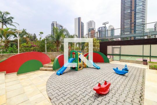 Venda de apartamento mobiliado com 3 quartos, varanda, quintal e churrasqueira. — Playground