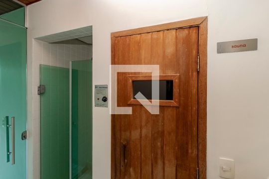 Venda de apartamento mobiliado com 3 quartos, varanda, quintal e churrasqueira. — Sauna
