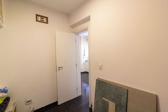 Venda de apartamento em Campo Belo com 4 suítes e varanda. — Quarto de Serviço